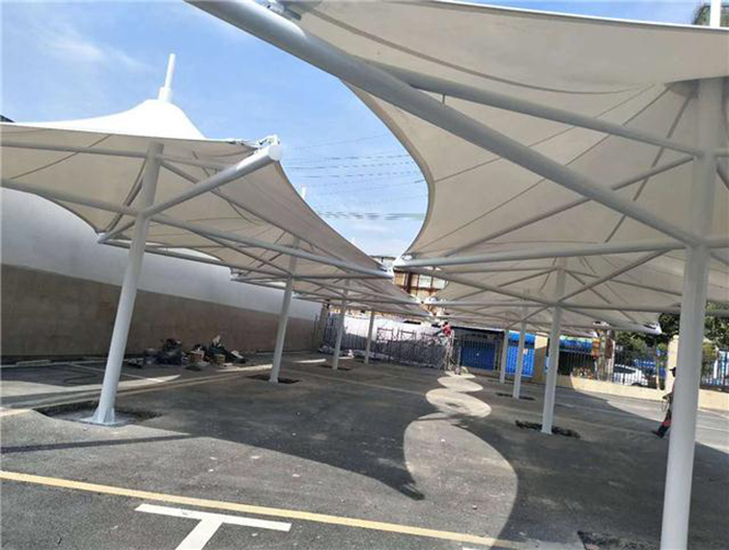 長春張拉膜遮陽設(shè)施建筑的特點(diǎn)